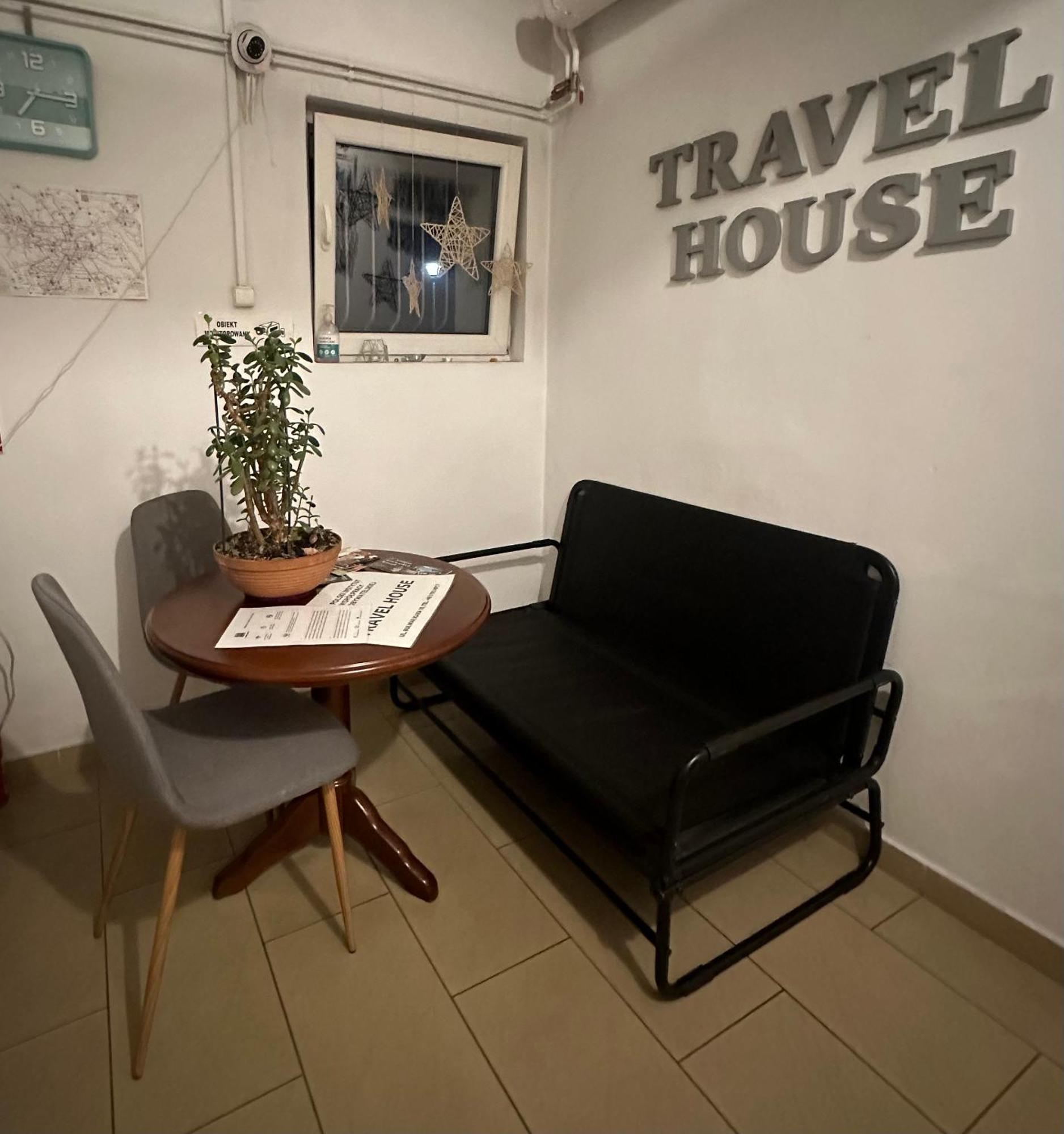 Travel House Wroclaw Hotel Екстериор снимка